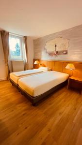 ein großes Schlafzimmer mit 2 Betten und einem Fenster in der Unterkunft Salischer Hof in Schifferstadt