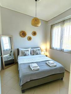 ein Schlafzimmer mit einem großen Bett und einem Spiegel in der Unterkunft Mimosa House in Gythio