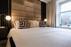 um quarto com uma cama grande e uma grande cabeceira. em The Wilton Suite - Your Private 5* Escape! em Glasgow