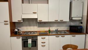 A kitchen or kitchenette at ONLY THE BEST 6 tra Venezia e Treviso
