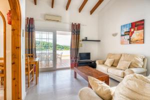 una sala de estar con un sofá y una mesa en Green Park B18, en Son Parc