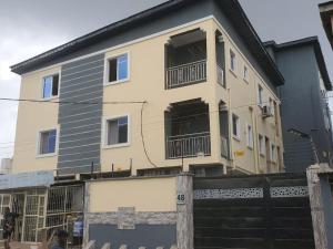 un edificio con una recinzione di fronte di DINERO JADE - One Bedroom Apartment a Lagos