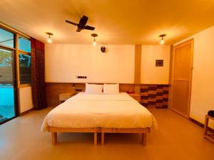 Postel nebo postele na pokoji v ubytování Rindali - The speedboat from Malé to the hotel departs at 1130 every Monday Thursday and Saturday and from the hotel to Malé at 0630 and five domestic flights are available every day