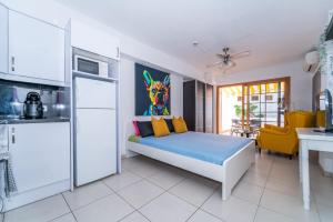 un soggiorno con letto e cucina di 1013 studio Garden City a Playa Fañabe