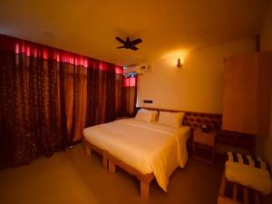 Postel nebo postele na pokoji v ubytování Rindali - The speedboat from Malé to the hotel departs at 1130 every Monday Thursday and Saturday and from the hotel to Malé at 0630 and five domestic flights are available every day