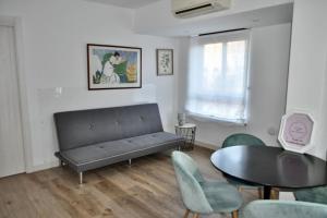 a living room with a couch and a table and chairs at II Precioso apartamento con vistas a la Catedral in Salamanca