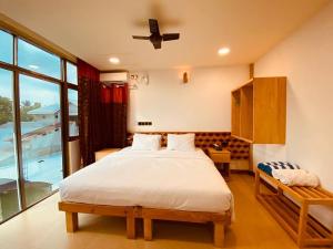 Postel nebo postele na pokoji v ubytování Rindali - The speedboat from Malé to the hotel departs at 1130 every Monday Thursday and Saturday and from the hotel to Malé at 0630 and five domestic flights are available every day