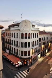 サラマンカにあるII Precioso apartamento con vistas a la Catedralの市道の白い大きな建物