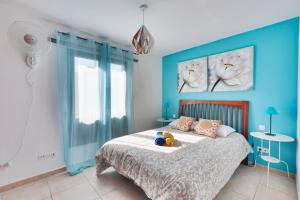 een blauwe slaapkamer met een bed met een teddybeer erop bij VILLA RENATO in Playa Blanca +29 foto's