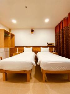 Postel nebo postele na pokoji v ubytování Rindali - The speedboat from Malé to the hotel departs at 1130 every Monday Thursday and Saturday and from the hotel to Malé at 0630 and five domestic flights are available every day
