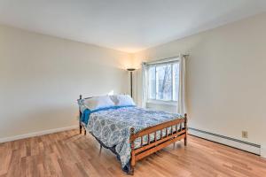 een slaapkamer met een bed en een raam bij Relaxing New York Home with Boat Dock and Lake View! in Monroe