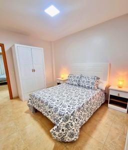 een slaapkamer met een bed en twee nachtkastjes bij Las Inglesitas in Los Llanos de Aridane