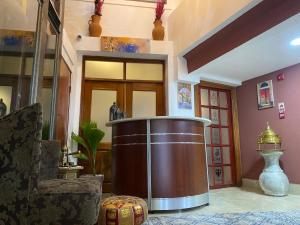 een woonkamer met een groot houten vat in het midden bij Oasis Hotel in Panama-Stad