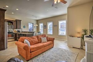 Η κουζίνα ή μικρή κουζίνα στο Texas Condo with Outdoor Pools - Walk to Beach!