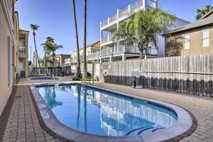 Πισίνα στο ή κοντά στο Texas Condo with Outdoor Pools - Walk to Beach!