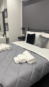 2 camas con toallas blancas encima en ONE HUNDRED ROOMS GARDEN en Roma