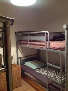 kilka łóżek piętrowych w pokoju w obiekcie 2 PIECES 45m2 6/7PERS VAL CLARET w mieście Tignes