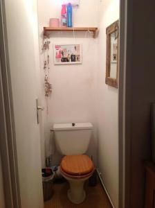 łazienka z toaletą i drewnianą deską toaletową w obiekcie 2 PIECES 45m2 6/7PERS VAL CLARET w mieście Tignes