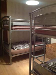 kilka łóżek piętrowych w pokoju w obiekcie 2 PIECES 45m2 6/7PERS VAL CLARET w mieście Tignes