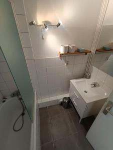 mała łazienka z umywalką i toaletą w obiekcie 2 PIECES 45m2 6/7PERS VAL CLARET w mieście Tignes