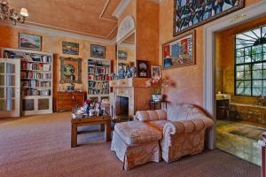 un soggiorno con divano e camino di Villa de lujo a 50km de Madrid a Pezuela de las Torres