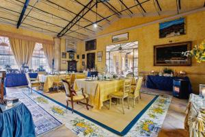 una sala da pranzo con tavoli e sedie in un edificio di Villa de lujo a 50km de Madrid a Pezuela de las Torres