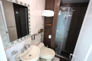 薩利納斯的住宿－Mejor que un Hotel，浴室配有卫生间、盥洗盆和淋浴。