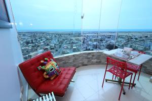 薩利納斯的住宿－Mejor que un Hotel，美景客房内的红色椅子和桌子