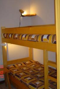 Ce dortoir comprend des lits superposés. dans l'établissement Les Espaces Lichens 06, à Samoëns