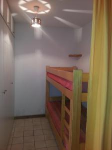 Cette chambre dispose de lits superposés et d'un couloir. dans l'établissement Les Espaces Lichens 06, à Samoëns