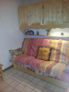 un sofá en la esquina de una habitación en Les Espaces Lichens 06, en Samoëns
