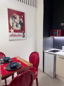 A seating area at Little Cola apartment in Dohány street with AC