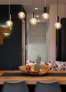 アテネにあるAcropolis Exclusive Residencesの灯台の上に置いた果物 +92枚の写真