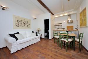 A kitchen or kitchenette at YCH-Pretty flat close pantheon