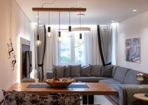 アテネにあるAcropolis Exclusive Residencesのソファとテーブルのあるリビングルーム