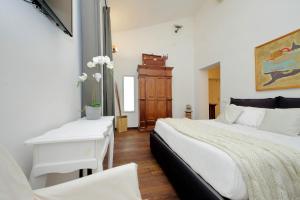 A bed or beds in a room at YCH-Pretty flat close pantheon