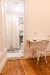 a home office with a desk and a toilet at Cambacuá in Buenos Aires