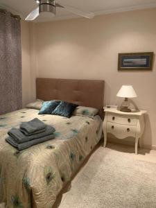 A bed or beds in a room at Camino del Faro LALBIR Alicante