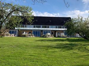 une grande maison avec une grande cour en face dans l'établissement Luna-Wohnung-12, à Sankt Peter-Ording