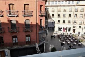 vistas a una calle de la ciudad con mesas y sillas en III Apartamento junto a PLAZA MAYOR en Salamanca