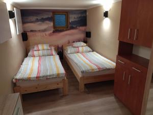 Habitación con 2 camas en una habitación en Terrace Apartments, en Orfű