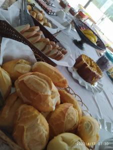 um prato de pão e pastelaria numa mesa em Hotel Sol do Pernambuco no Guarujá