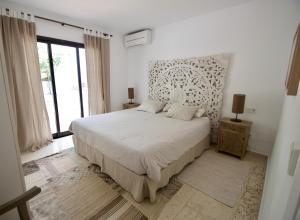 Posteľ alebo postele v izbe v ubytovaní La Ciruela - Villa paisible jardin de 5000m2 piscine chauffée et vue sur mer