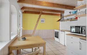 Kuchyň nebo kuchyňský kout v ubytování 1 Bedroom Beautiful Apartment In Nexø
