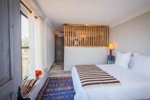 Postel nebo postele na pokoji v ubytování Kasbah Beldi