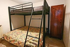 een slaapkamer met 2 stapelbedden en een ladder bij Relais de Noël in Nus
