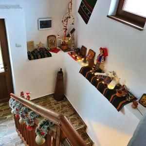 um quarto com uma escada com decorações de Natal em Къща за гости Песента на колелетата - Жеравна em Zheravna
