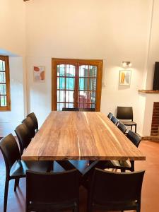 una gran mesa de madera en una habitación con sillas en Hermosa y amplia casa en la mejor ubicacion de Chacras, con piscina y jardin en Luján de Cuyo