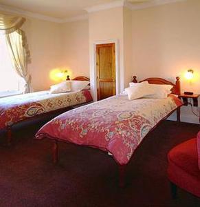 um quarto com 2 camas e uma janela em Brandon Lodge em Hereford