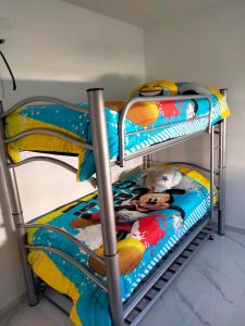 Krevet ili kreveti na sprat u jedinici u okviru objekta Acapulco Diamante Banus Residencial